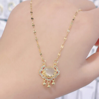 Người nổi tiếng trên mạng có cùng phong cách Xiangyun Ruyi Ping An Vòng cổ khóa Thiết kế đơn giản Ngọc trắng Khóa trường thọ Mặt dây chuyền Tính khí Dây chuyền xương đòn