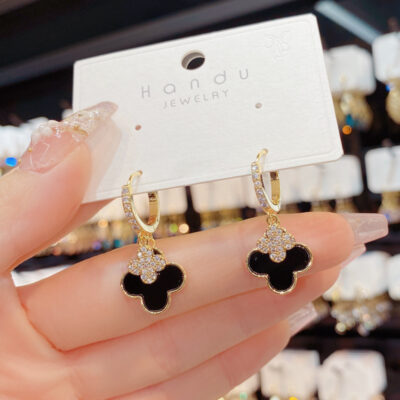 Bông tai hoa cỏ bốn lá khảm siêu nhỏ thời trang mùa thu đông của Hàn Quốc Hoa tai lưới màu đỏ cá tính thiết kế phù hợp với bầu không khí