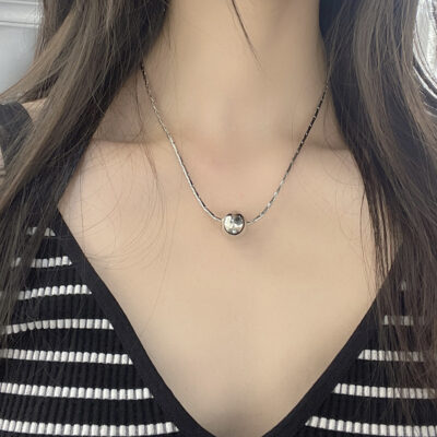 Ánh sáng sang trọng hạt tròn chuỗi xương rắn vòng cổ bằng thép titan thích hợp thiết kế lưới màu đỏ đơn giản nhỏ hạt vàng bóng kim loại dây chuyền xương đòn nữ