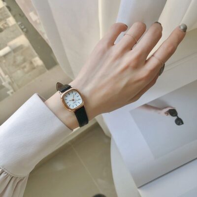 Đồng hồ nữ nữ học sinh hình vuông nhỏ và đơn giản lưới màu đỏ phong cách thời trang đồng hồ dây Pháp thích hợp bán buôn