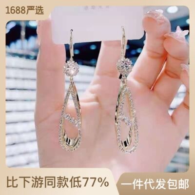 Khí chất hợp thời trang Hàn Quốc bông tai rhinestone siêu dài trung bình bán hàng trực tiếp tại nhà máy bán hàng trực tiếp thời trang cao cấp bông tai giọt nước màu đỏ lưới