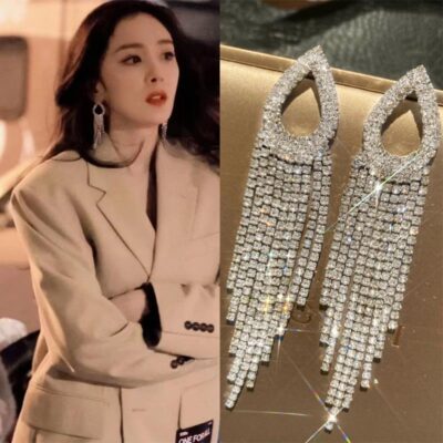 Quy luật thứ 28 của tình yêu Hoa tai cùng phong cách của Dương Mịch được phóng đại, nhẹ nhàng và sang trọng, tạo cảm giác tua dài bằng đá rhinestone, hoa tai giọt nước, hoa tai và đinh tán