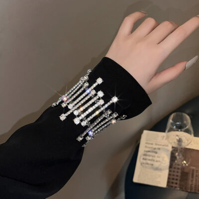 Vòng đeo tay kim cương đầy đủ cá tính châu Âu và Mỹ ins thiết kế thích hợp vòng đeo tay lưới màu đỏ gió lạnh vòng đeo tay đàn hồi kim cương giả