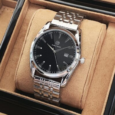 Dòng Seamaster mới của PABLO RAEZ bày tỏ lòng kính trọng đối với chiếc đồng hồ thép không gỉ có lịch chống thấm khí quyển cổ điển dành cho nam giới