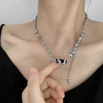 Thiết kế ngách mới quanh co đá quý màu đen thêu chữ thập vòng cổ cho nam và nữ cao cấp bungee dây chuyền xương đòn bằng thép titan thủy triều