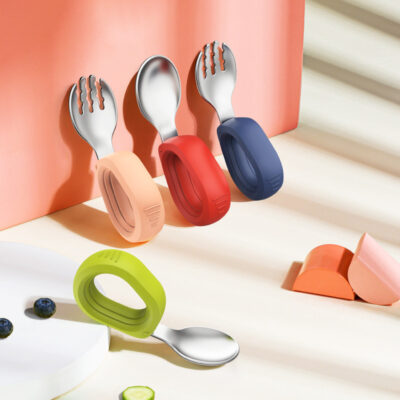 Tại chỗ cho bé muỗng silicone trẻ em đào tạo bằng thép không gỉ muỗng nĩa ngắn bộ đồ ăn trẻ em