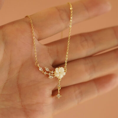Vòng cổ Zircon Camellia Dây chuyền cổ nổ mới của phụ nữ Thiết kế hốc sang trọng Thiết kế khí chất cao cấp Dây chuyền xương đòn hợp thời trang
