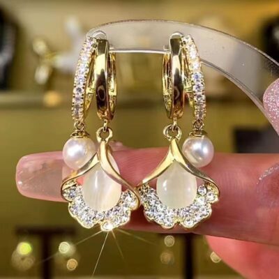 Bông tai ngọc trai lá bạch quả tinh tế mới khí chất thời trang bông tai rhinestone phù hợp với tất cả bông tai lưới đỏ đơn giản thể hiện tuổi trẻ