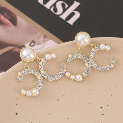 Dị ứng giả Bông tai kim bạc Nhà máy bán buôn tại chỗ Khí chất Hàn Quốc Giả ngọc trai Rhinestone Màu phù hợp Mặt trước và mặt sau Hoa tai hình chữ C