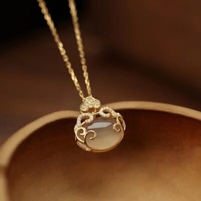 Vòng cổ khóa Ping An Ruyi Nữ thiết kế thiểu số Cảm giác phong cách dân tộc Retro trắng Chalcedony Vòng cổ khóa tuổi thọ cao làm quà tặng cho bạn gái
