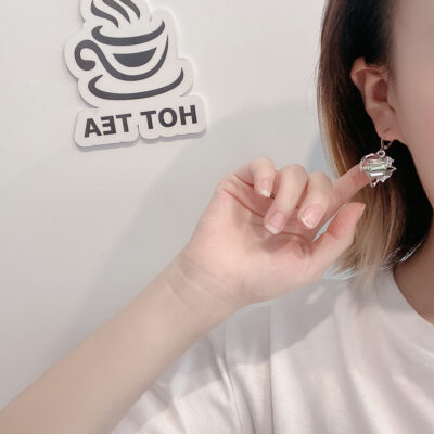 Phiên bản Hàn Quốc ánh sáng sang trọng khảm bông tai zircon màu xanh bạc hà cô gái ins phong cách lạnh lùng bông tai blogger màu đỏ bán buôn