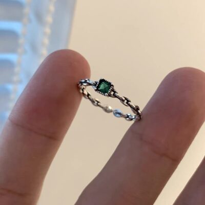 Niche thiết kế cảm giác cá tính retro vuông nhỏ nhẫn kim cương vòng mở tính khí dây chuyền thời trang nhẫn ngọc lục bảo zircon