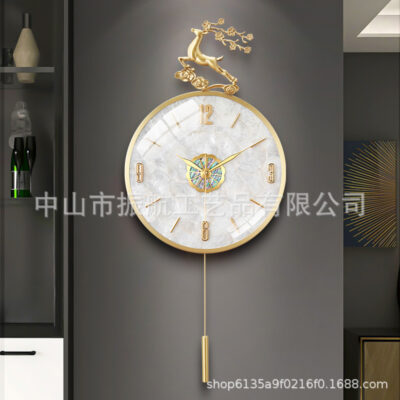 2023 vỏ mới ánh sáng đồng hồ sang trọng đồng hồ treo tường phòng khách hộ gia đình đồng hồ treo tường đồng hồ lưới đơn giản đồng hồ thạch anh màu đỏ