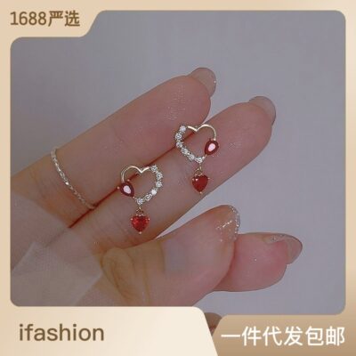 Bông tai trái tim nhỏ nhắn và ngọt ngào nhẹ nhàng bông tai đá zircon đỏ siêu bông tai năm mới mùa thu đông bông tai bạc 925 kim