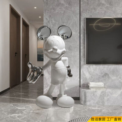 Người nổi tiếng trên mạng chào đón Mickey đổ bộ lớn trang trí sofa phòng khách tủ tivi kế bên đồ trang trí nhà khai trương quà tân gia