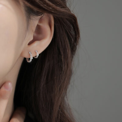 Bông tai zircon hai lớp mới 2023 vòng trơn hợp thời trang bông tai nhỏ miễn phí cá tính khóa tai nam hợp thời trang vòng xương tai Nhật Bản và Hàn Quốc