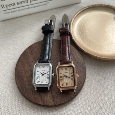 Đồng hồ đeo tay đặc biệt dành cho nam và nữ học sinh trung học cơ sở theo xu hướng retro đơn giản khí chất đồng hồ thạch anh nữ hình vuông