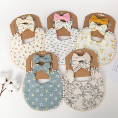 Yếm in hình em bé xuyên biên giới Yếm cotton gạc hai lớp trẻ em Bộ băng đô nơ trẻ em