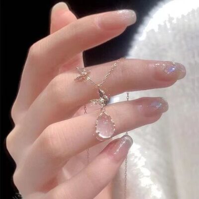 Ban ngày Chalcedony Nơ Vòng Cổ Nữ Ins Phong Cách Niche Ánh Sáng Sang Trọng Đơn Giản Phù Hợp Với Pha Lê Màu Hồng Hoa Đào Xương Đòn Dây Xích