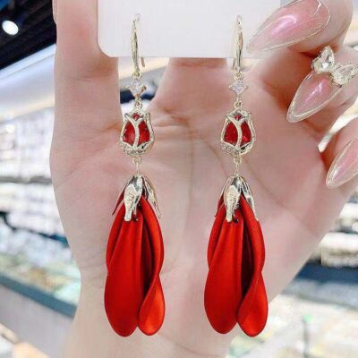 Bông tai cánh hoa tulip màu đỏ thiết kế kiểu dáng dài của phụ nữ Bông tai lưới màu đỏ phù hợp với năm mới Bông tai màu đỏ không khí mới