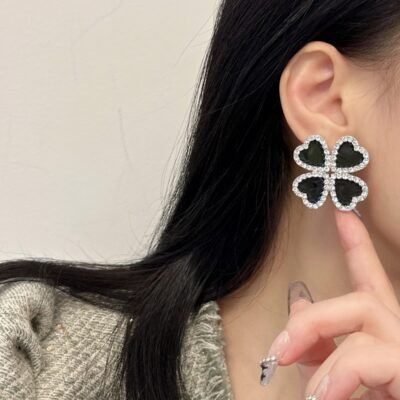 Châu Âu và Châu Mỹ đen nhỏ giọt bông tai hoa mới dát đá phóng đại bông tai cánh hoa nữ bông tai kim bạc 925