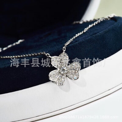 Vòng cổ cỏ ba lá Nữ Kim cương đầy đủ Mặt dây chuyền hoa cơ thể trần Bạch kim 18k Chuỗi xương đòn kim cương đầy đủ Nhà máy cung cấp trực tiếp