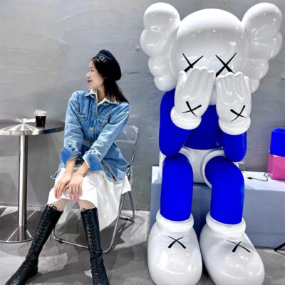 Người nổi tiếng Internet kaws trang trí lớn Sesame Street búp bê thanh thép thủy tinh quán trà sữa phòng khách tư thế ngồi trang trí gấu bạo lực