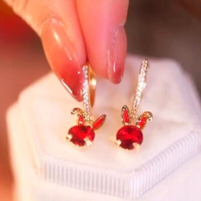 Douyin cùng bông tai thỏ bông tai đá zircon mạ vàng hồng thật của nữ 2023 Năm Quý Mão bông tai đỏ lưới