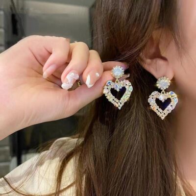 Khí chất châu Âu và Mỹ bông tai trái tim cao cấp bông tai kim bạc phóng đại thiết kế thích hợp màu tím rhinestone tai trang sức bán buôn