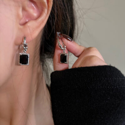 Thiết Kế Hốc S925 Bạc Retro Đen Zircon Bông Tai Ánh Sáng Sang Trọng Khí Chất Bông Tai Bông Tai Bông Tai 2023 Bông Tai Mới