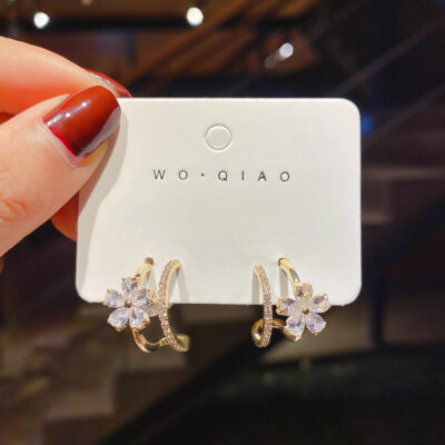Năm 2023 thời trang hoa nhỏ tươi bông tai nữ kim cương giả bông tai cánh hoa dễ phù hợp với tính khí bông tai bé gái bông tai