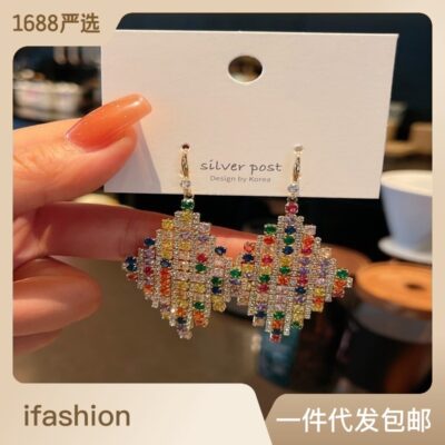 Bông tai tua rua hình học châu Âu và Mỹ màu rhinestone nữ Hàn Quốc mới phóng đại bông tai tua rua bông tai màu đỏ lưới