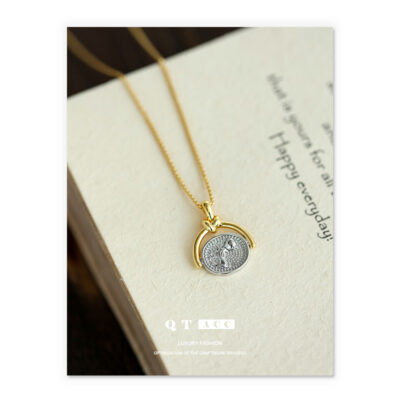 Đồng thau mạ vàng 18K văn học nghệ thuật cổ điển Pháp sang trọng thích hợp gió dây nút thắt đĩa dập nổi mặt dây chuyền vòng cổ