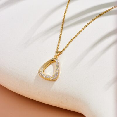Thiết kế ngách châu Âu và châu Mỹ rỗng vi khảm zircon đơn giản phù hợp với cổ điển cao cấp mặt dây chuyền hình tam giác dây chuyền xương quai xanh bán buôn