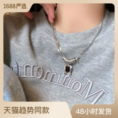 Vòng cổ áo len hai lớp bằng thép titan đen trắng zircon hip-hop nữ mùa thu đông 2023 dây chuyền áo len thiết kế thích hợp mới