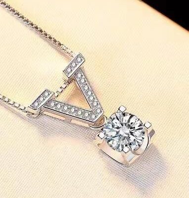 Dây chuyền mặt hình đầu bò hình chữ V mạ gió giả bạch kim sang trọng nhẹ khảm tám trái tim và tám mũi tên zircon giả Moissanite mặt dây chuyền nữ