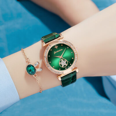 Douyin Phong cách bùng nổ Đồng hồ đeo tay nhỏ màu xanh lá cây dễ thương của phụ nữ Bunny Set Star Cùng phong cách Đồng hồ đeo tay nữ đa năng thời trang kim cương thay mặt cho