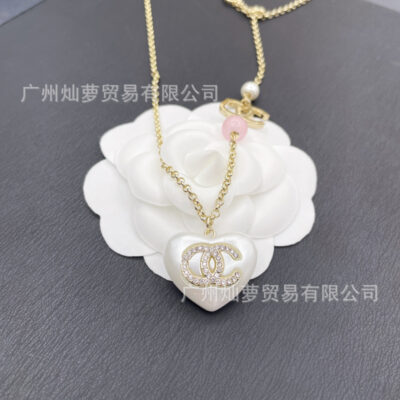 Ngọc trai tình yêu retro mới của Xiaohongshu với vòng cổ đôi cc kim cương ánh sáng sang trọng nhỏ hương thơm nổi tiếng vòng cổ xương đòn siêu cổ tích