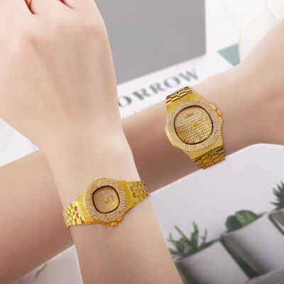 Cặp đôi thời trang bán chạy xuyên biên giới đồng hồ vàng nạm kim cương nam và nữ dây thép đồng hồ thạch anh đồng hồ một mảnh bán buôn 8843