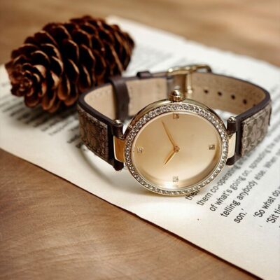 Koujia mới đồng hồ thạch anh nữ kim cương mặt số nhỏ đồng hồ đeo tay nữ thời trang retro hình chữ C dập nổi dây đeo đồng hồ nữ