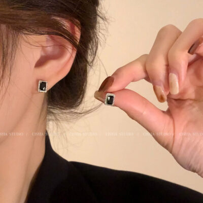 Hoa tai đá zircon đen bông tai nữ thiết kế thích hợp tính khí cao cấp bông tai thời trang khí quyển mới 925 kim bạc