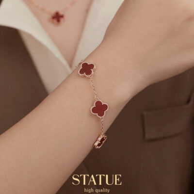 Vòng tay cỏ bốn lá màu đỏ vòng cổ cỏ bốn lá ánh sáng sang trọng dây chuyền xương đòn mặt dây chuyền nữ phù hợp với tất cả các trận đấu thời trang ánh sáng trang sức phong cách sang trọng