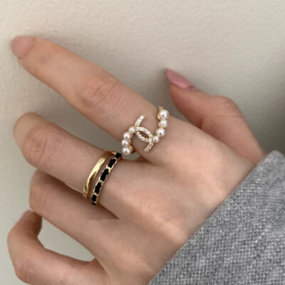 Ins hợp thời trang nhỏ hương thơm ngọc trai zircon chữ C nhẫn nữ Hàn Quốc thiết kế thích hợp thời trang ngón trỏ cá tính đơn giản