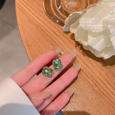 S925 Bạc Kim Pháp Retro Ngọc Lục Bảo Bông Tai Nữ Nhẹ Sang Trọng Tính Khí Đa Năng Zircon Cao Cấp Tai Trang Sức Bán Buôn