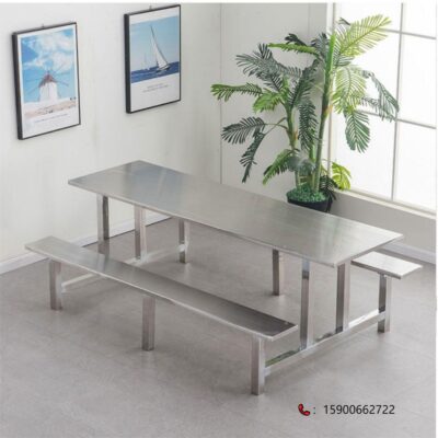 Bàn ăn gỗ nguyên khối hình chữ nhật, phục vụ gian hàng thực phẩm.