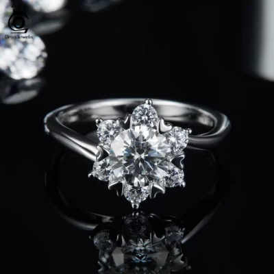 ORSA TRANG SỨC Cao Cấp 1ct Moissanite Nhẫn Đứng Kim Cương Hoa Cổ Điển Thiết Kế Nữ Bạc 925 Nữ Nhẫn Cưới Đính Hôn SMR51
