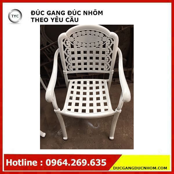 Ban-ghe-san-vuon-ca-ro-mau-trang-4.jpg