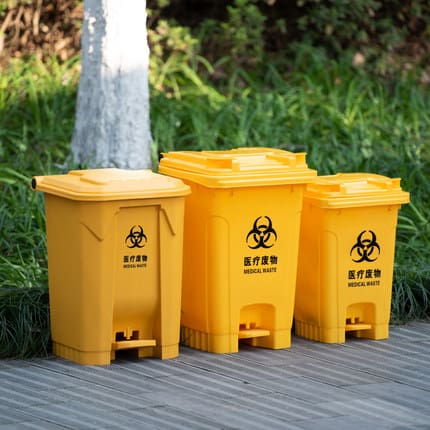 Thùng rác y tế chân màu vàng bệnh viện ngoài ngoài trời bền đẹp, thân thiện m TGNT_539