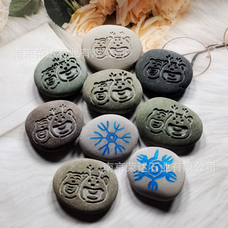 Đá cuội khắc laser thủ công khắc móc khóa phim ngoài trời bền đẹp, thân thiện nan