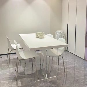 Bàn ăn hình chữ nhật, chân bàn trong suốt.